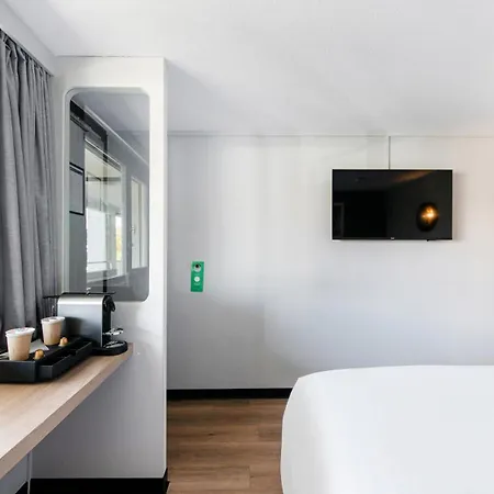 מלון Campanile Nature - Poitiers Sud Aeroport 3*