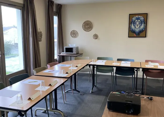 Hotel Campanile Nature - Poitiers Sud Aeroport 3*