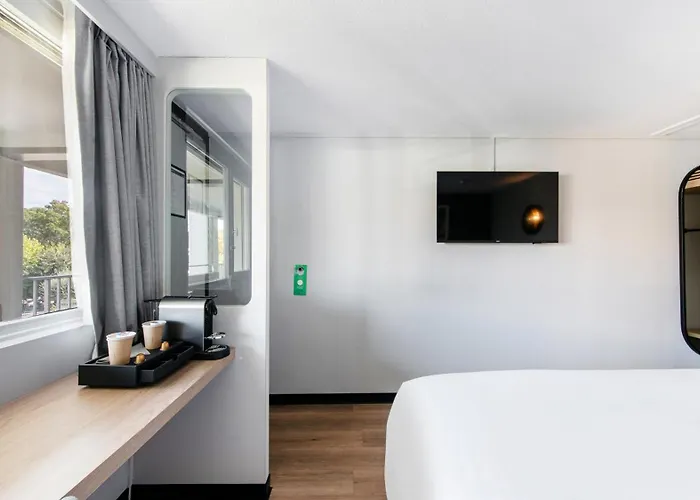 Hotel Campanile Nature - Sud Aeroport 3*